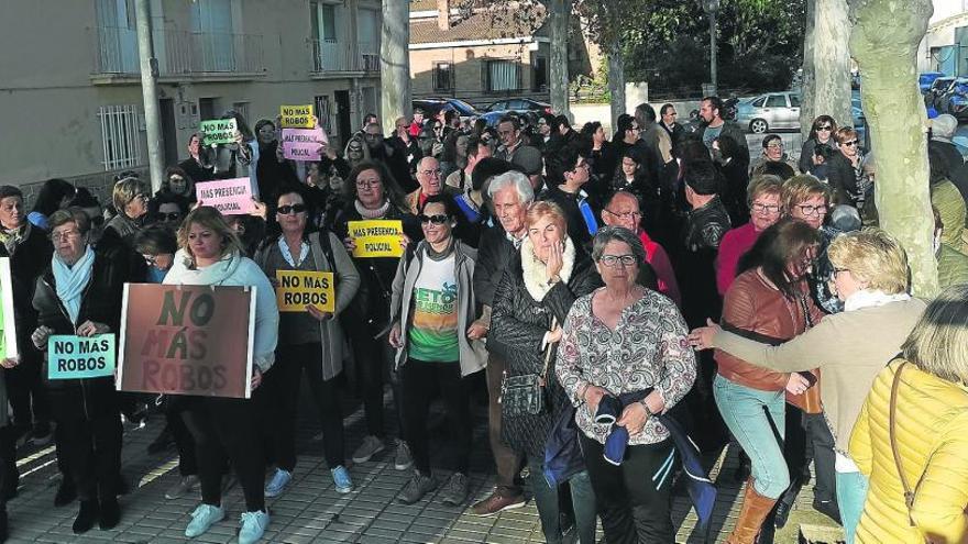 Los vecinos de Pozo Estrecho durante la concentración.