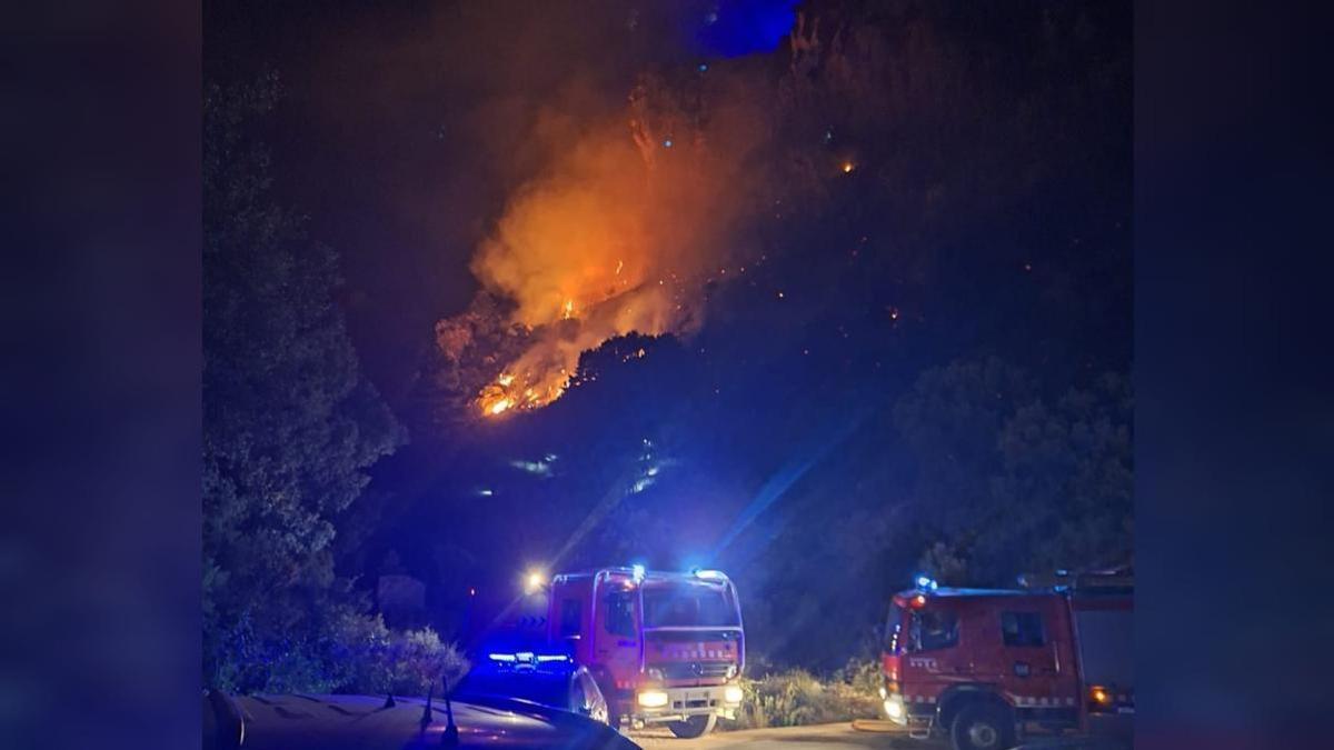 Foto del incendio forestal decretado a 5 kilómetros de Rossell.