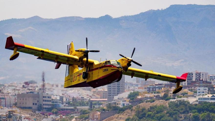 Robles afirma tras sobrevolar el incendio que la zona está devastada