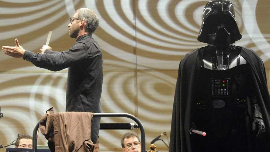 El director de la Sinfónica, en el concierto de 2015 en María Pita, con un figurante vestido de Darth Vader.