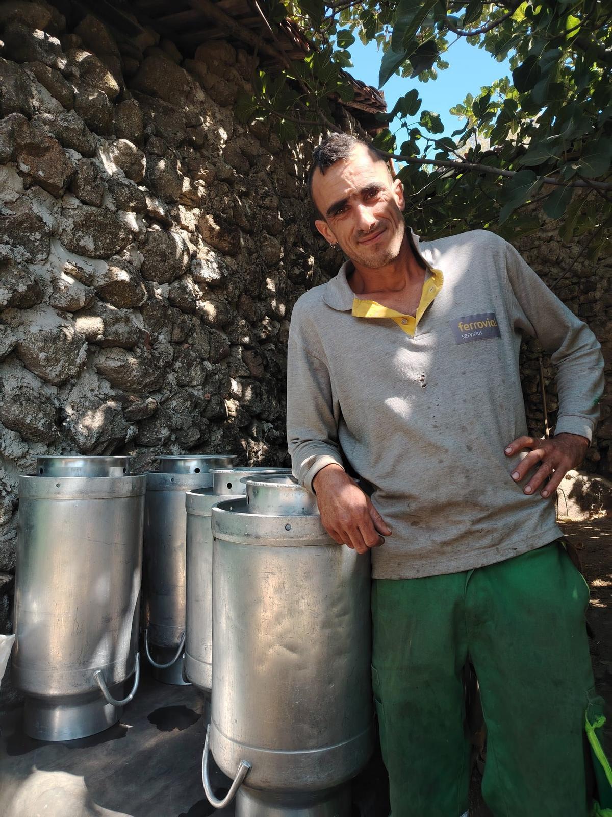 El pastor, junto a las cántaras de leche de sus animales.