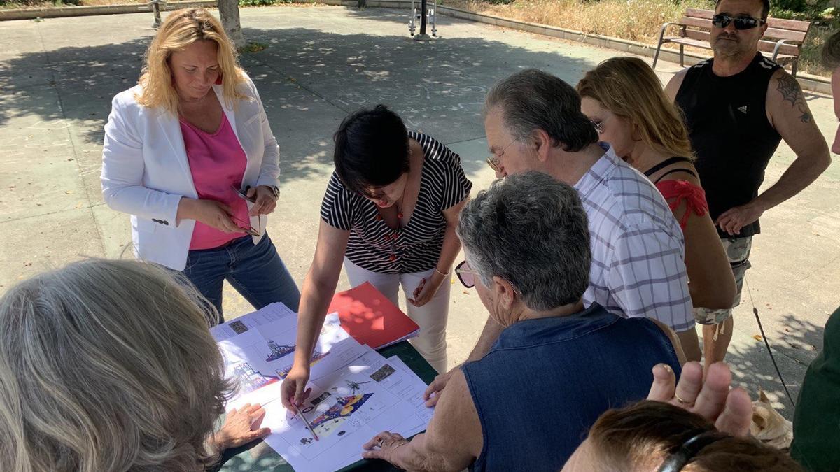 Boned y López enseñan a los vecinos el nuevo parque de Ca n&#039;Escandell.