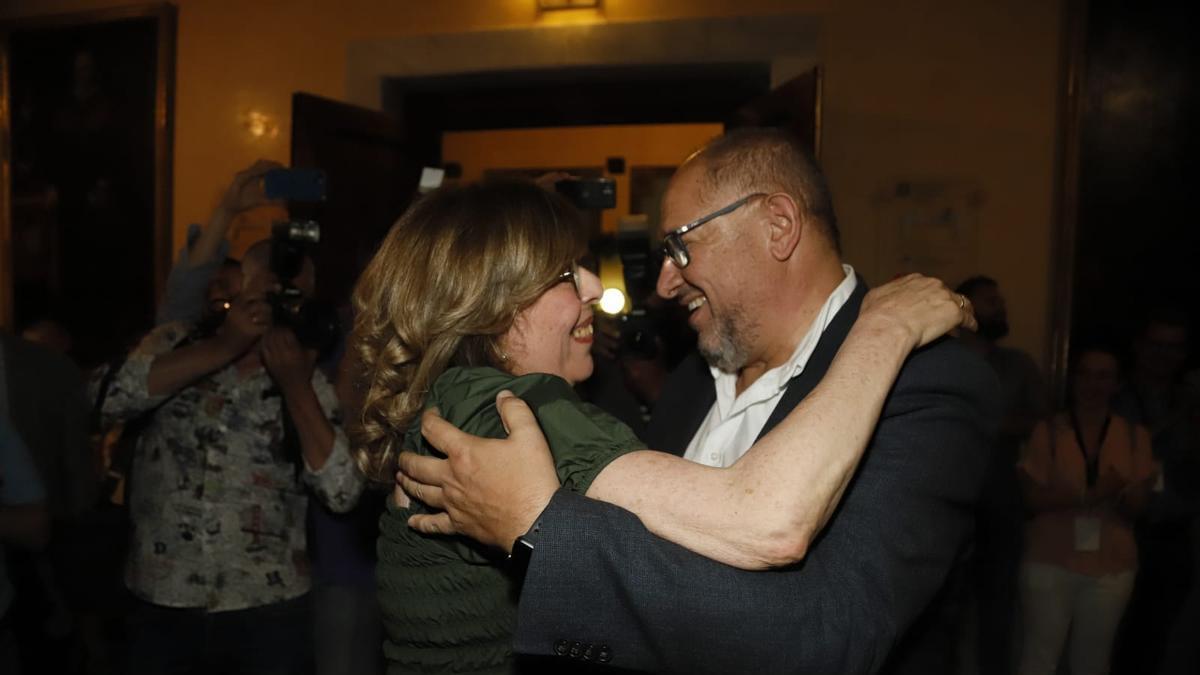 Julieta Mérida felicita a Manuel Torralbo tras conocerse los resultados de las elecciones al Rectorado de la UCO.