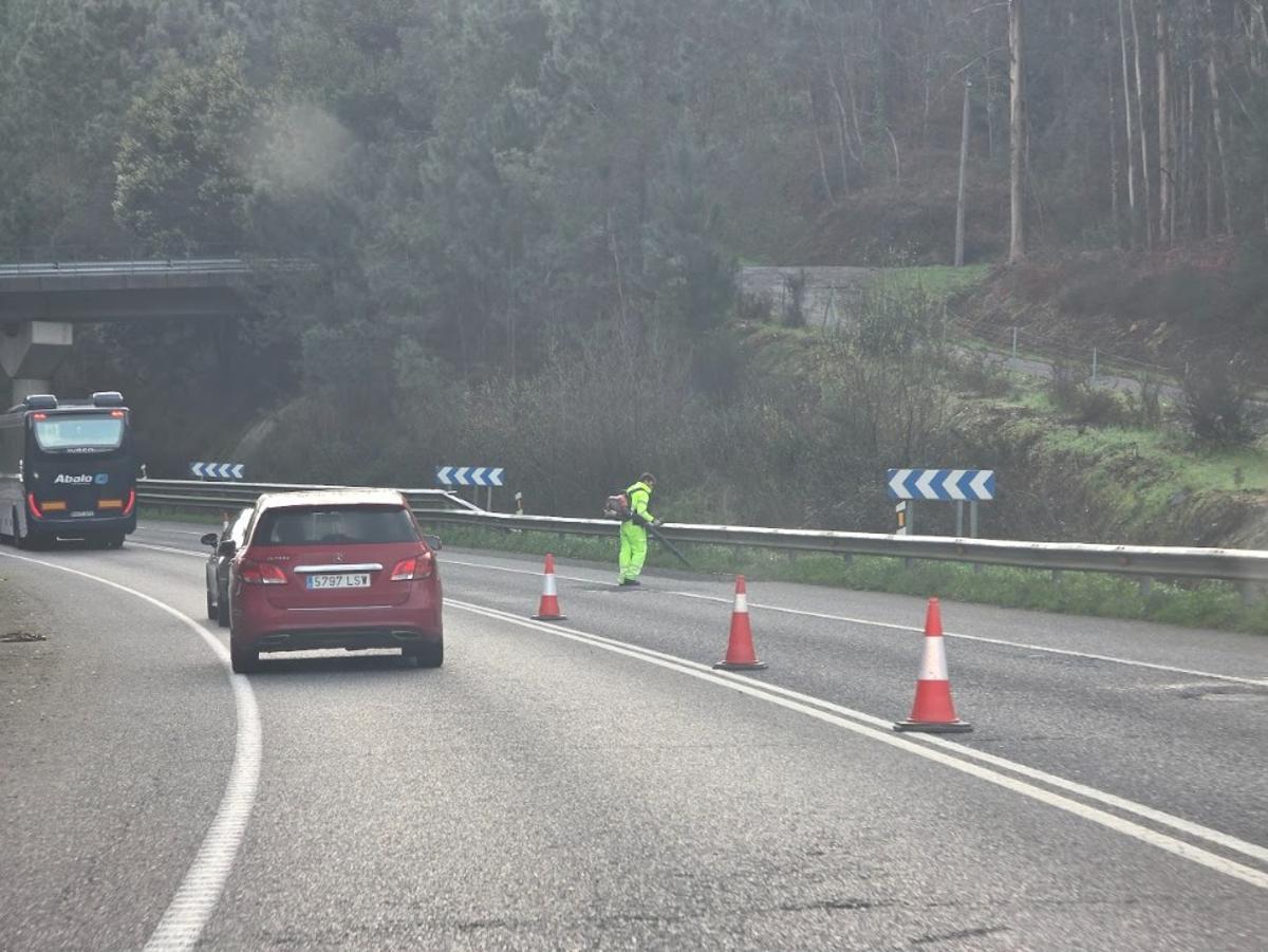 Reparación de carreteras dañadas por los temporales en la comarca, esta mañana.