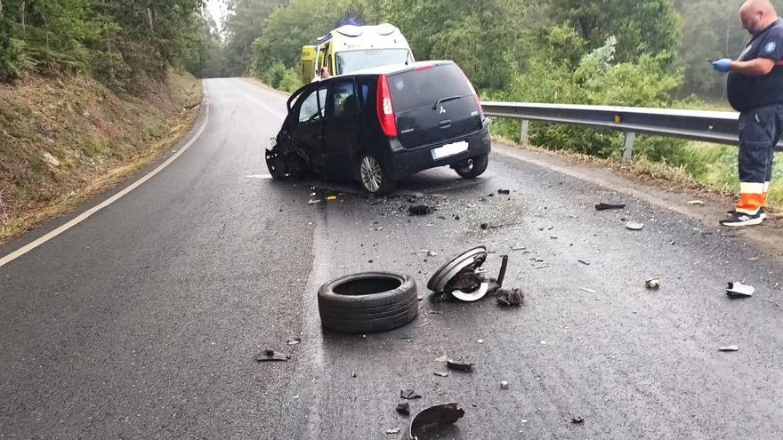 Herida una mujer en una colisión entre dos vehículos en Cuntis