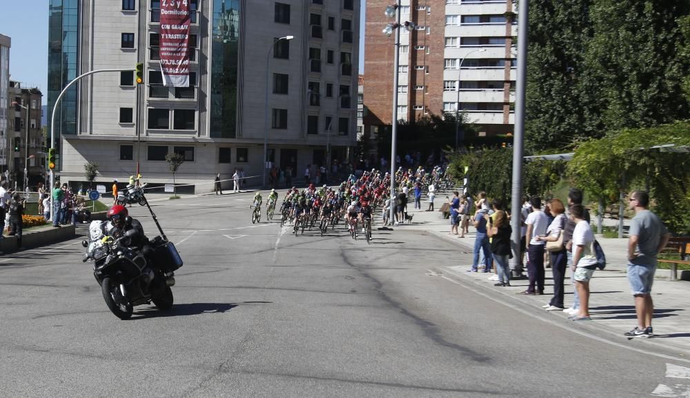 La segunda etapa de la ronda española, que empezó en Ourense y terminó en Baiona, pasó por Vigo y su área metropolitana. El pelotón cruzó la ciudad a toda velocidad a la caza de los corredores escapad