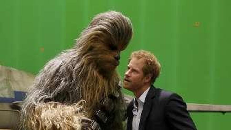 El príncipe Enrique y Chewbacca.