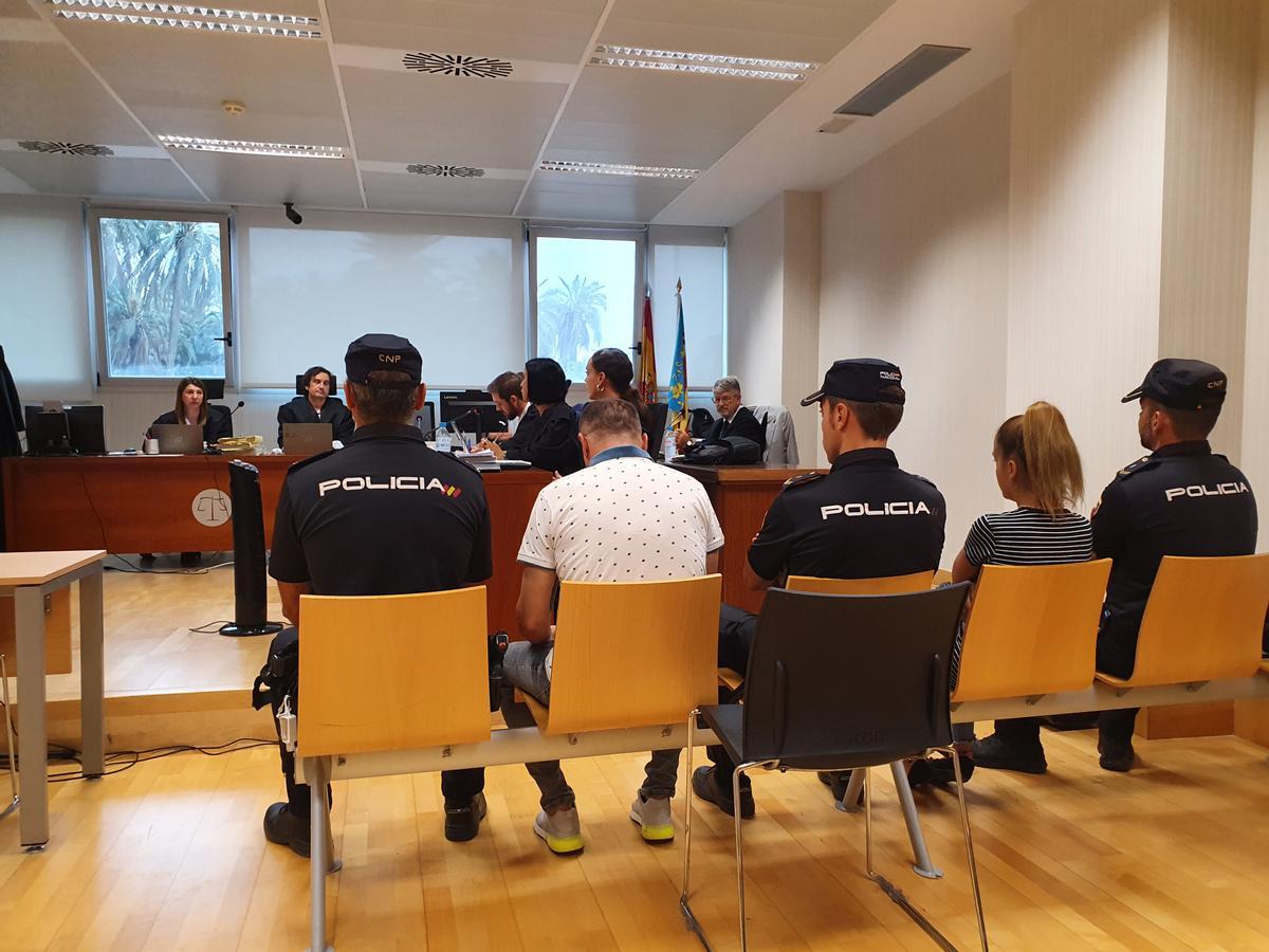 Los acusados, de espaldas en el juicio que se celebra en Elche.
