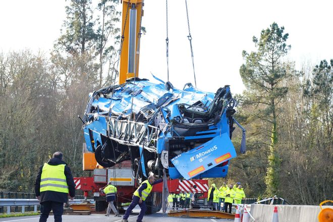 El izado del bus siniestrado en el río Lérez