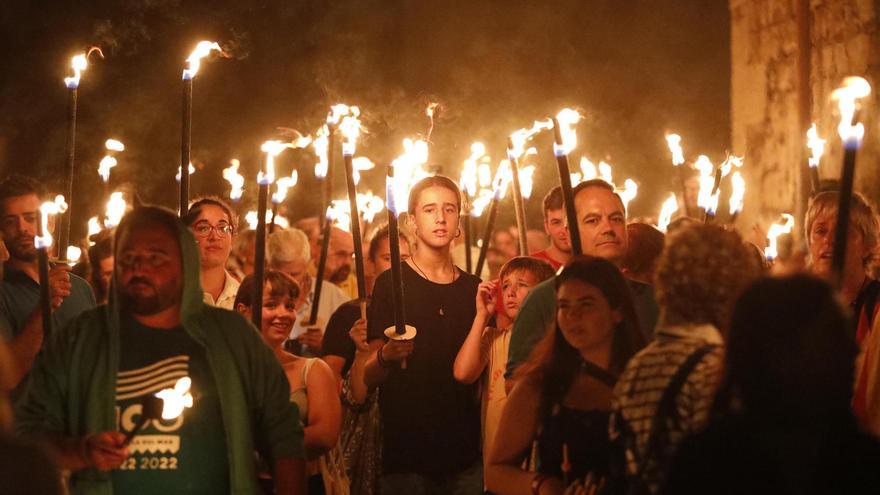 La Marxa de les Torxes il·lumina el Barri Vell de Girona