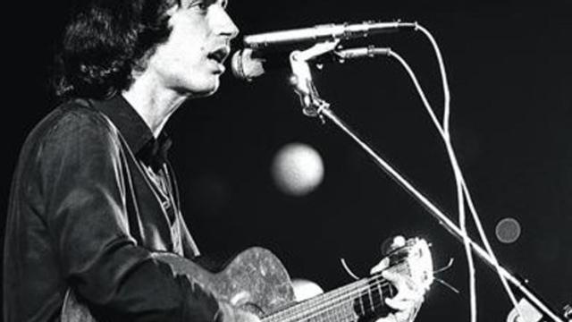 Lluís Llach, en un concierto de 1976, en el Palau dels Esports de Barcelona.