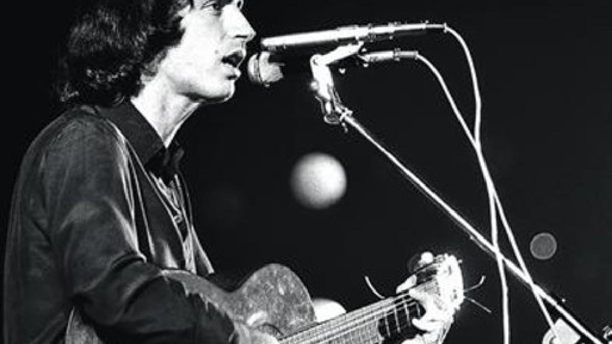 Lluís Llach, en un concierto de 1976, en el Palau dels Esports de Barcelona.