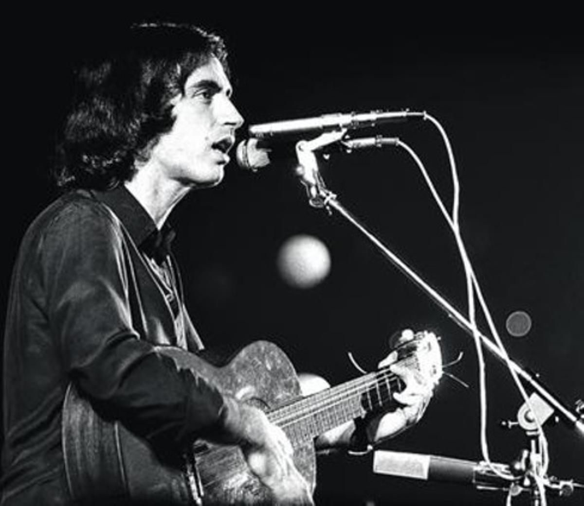 Lluís Llach, en un concert del 1976, al Palau dels Esports de Barcelona. Lluís Llach, en un concert del 1976, al Palau dels Esports de Barcelona.