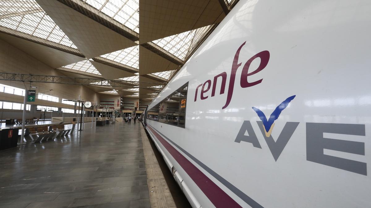 Un AVE en la estación Delicias de Zaragoza.