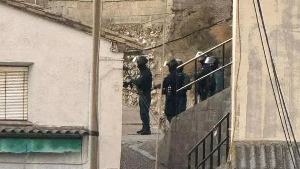 Agents de la Guardia Civil, davant del domicili del pressumpte agressor