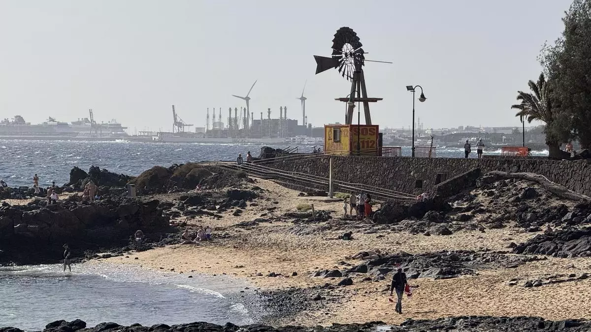 Detenido en Lanzarote un hombre acusado de varios hurtos a turistas en una playa de Costa Teguise