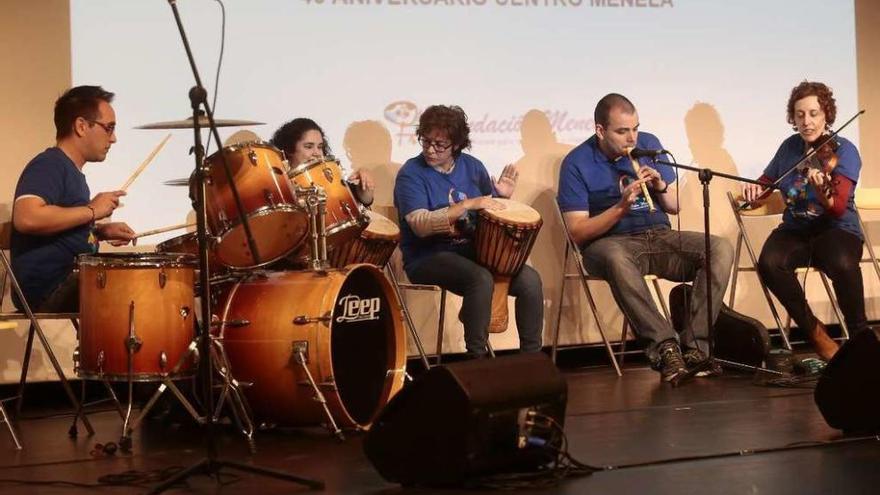 Músicos de la Orquesta Castro Navás, actuando ayer en el Auditorio del Concello. // Adrián Irago