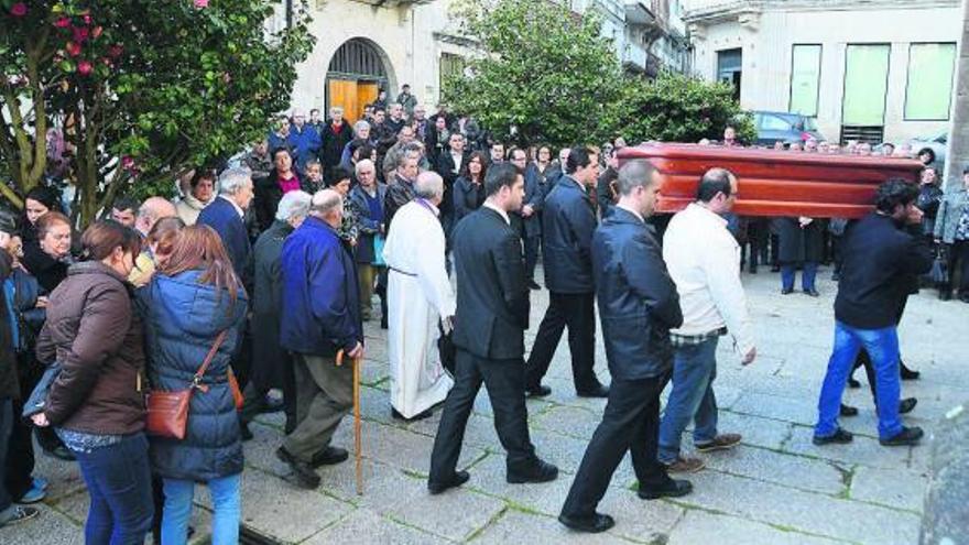 El funeral se celebró en la excolegiata, con la asistencia de unas 200 personas.  // Gonzalo Núñez