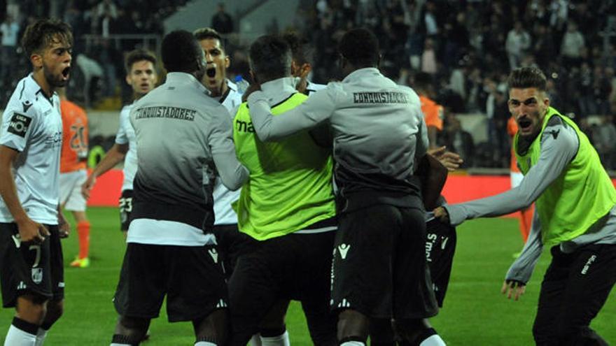 ¡De locos! Marca tres goles y acaba insultado y a pedrazos