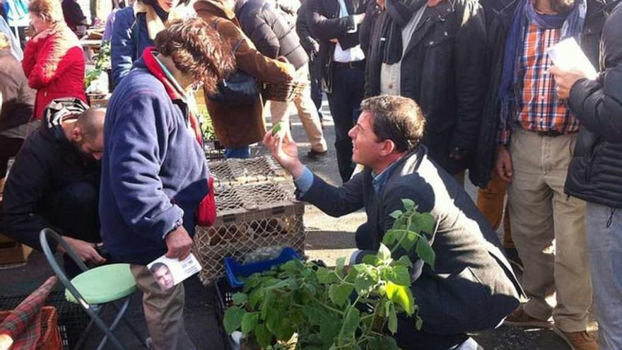 Besteiro habla con una vendedora en la Feira de Paiosaco, en A Coruña.