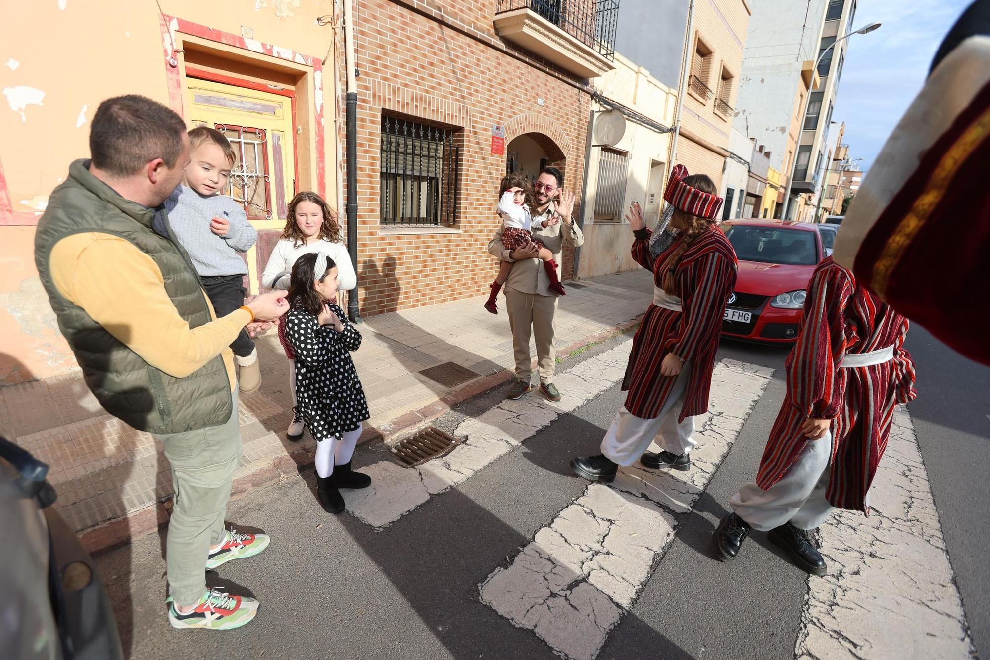 Los Reyes Magos entregan los regalos casa por casa en Vila-real