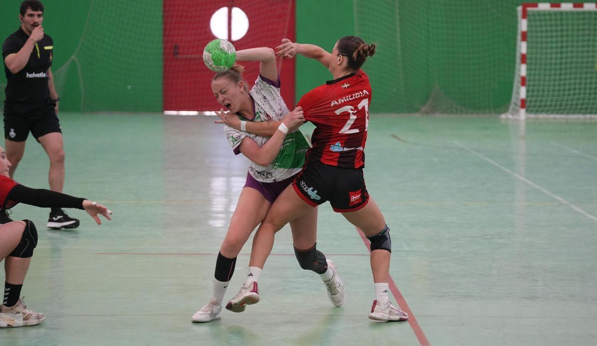 Ángela Ruiz pugna con una rival.