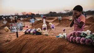 Un niño en el cementerio de Gochas (Namibia).
