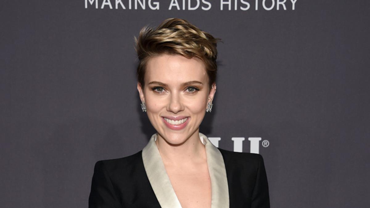 Gala amfAR en Nueva York: Scarlett Johansson con chaqueta