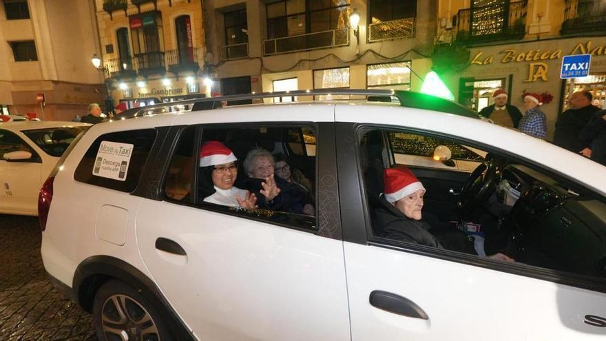 «Veo todo más bonito que nunca»: el Taxi Luz permite a los mayores de las residencias de Badajoz ver el alumbrado navideño
