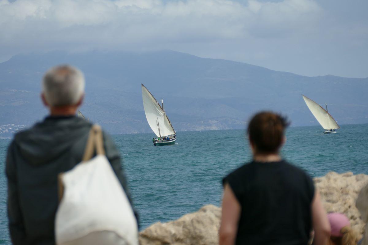 La trobada de vela llatina va omplir les aigües de l'Escala d'embarcacions de fusta i a vela.