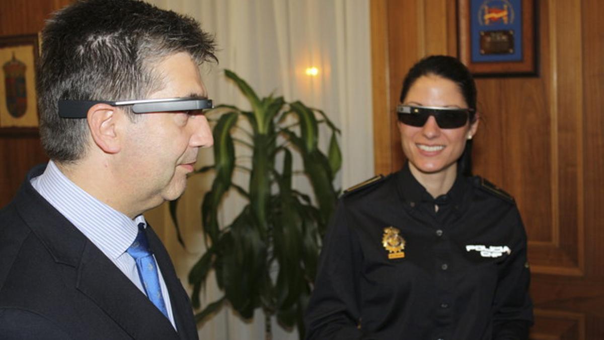 El director de la Policía Nacional, Ignacio Cosidó, prueba las Google Glass.