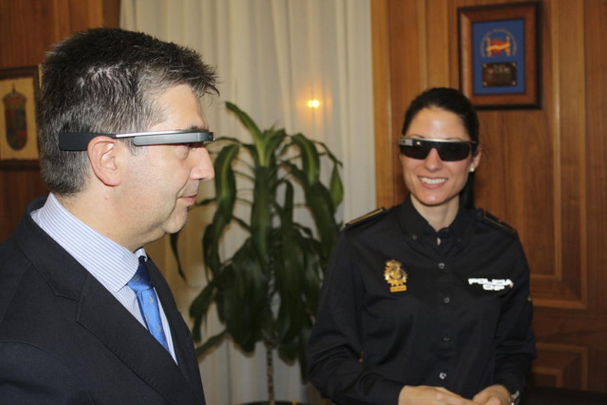 El director de la Policia Nacional, Ignacio Cosidó, prova les Google Glass.