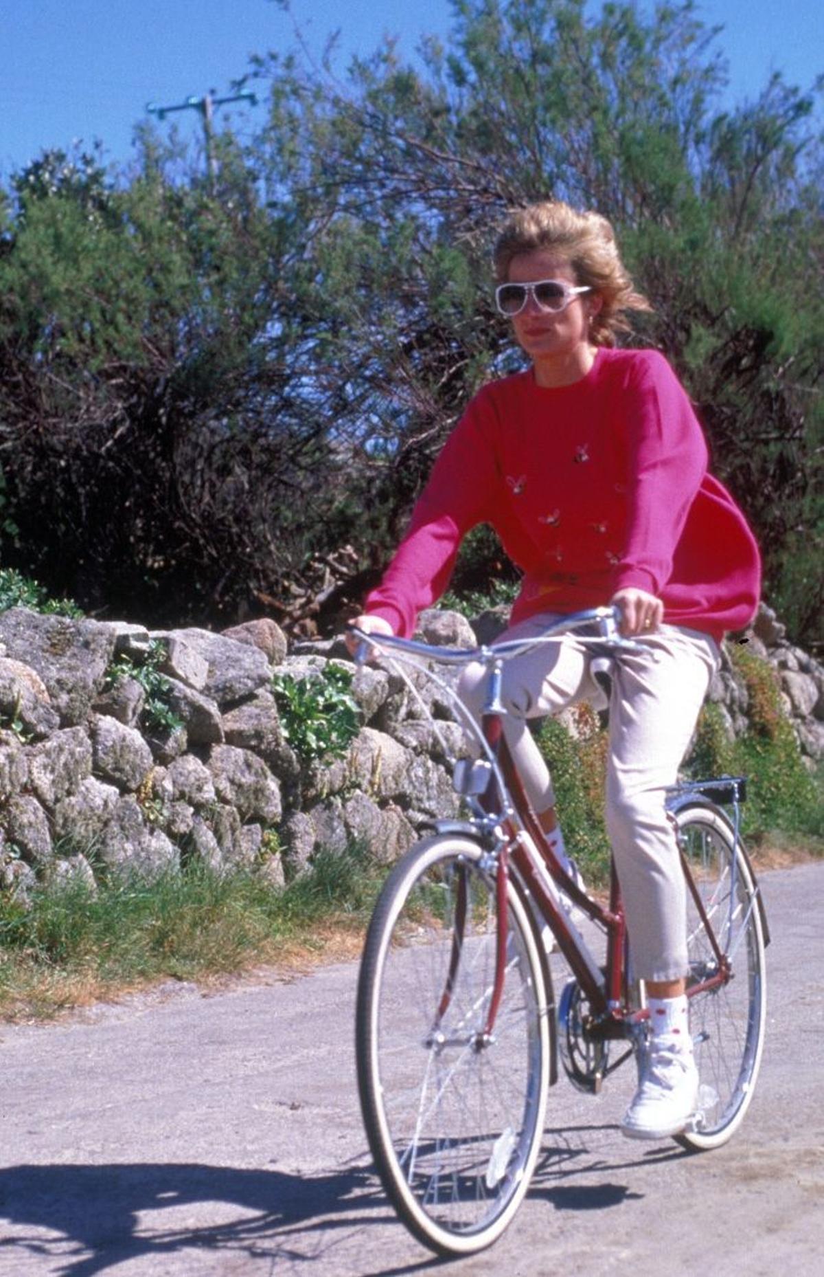 Lady Di montando en bicicleta