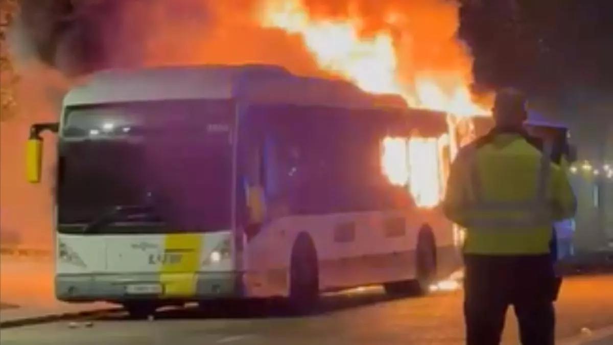 Se incendia un bus que transportaba aficionados del Barça en Brujas.