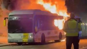 Se incendia un bus que transportaba aficionados del Barça en Brujas.