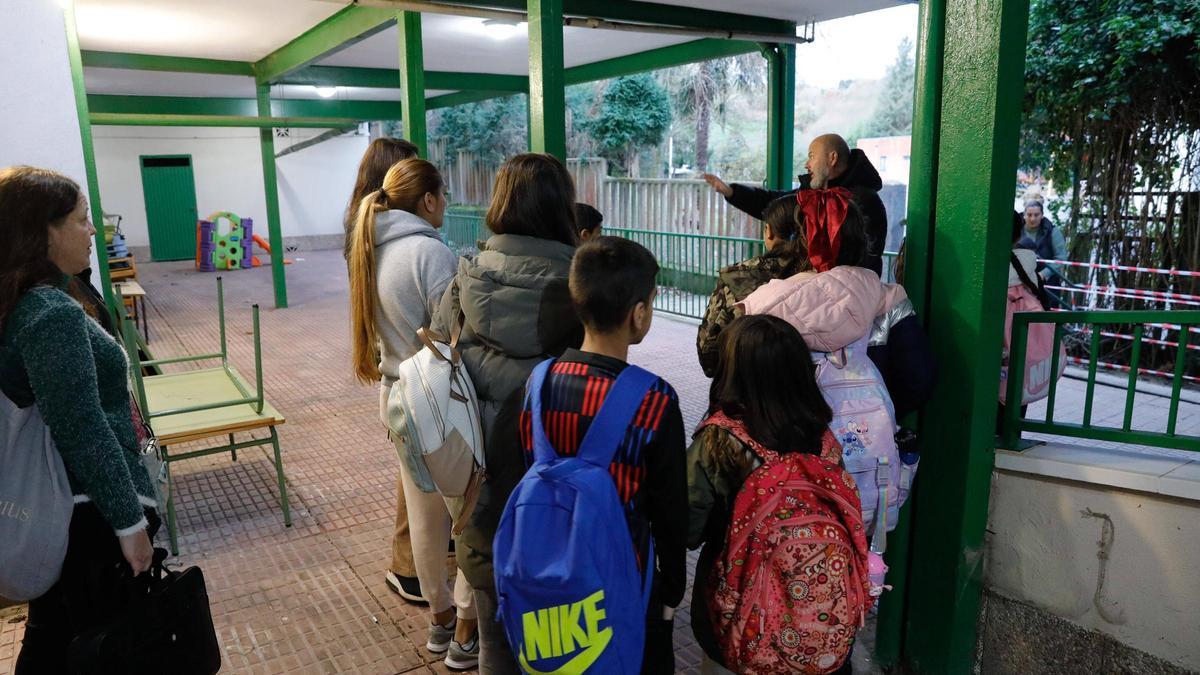 Alumnos y familias del Virgen de las Mareas con docentes del centro el día del traslado al Jardín de Infanci, el pasado enero.