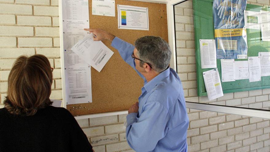 Padres consultan las listas publicadas en un colegio de la capital.