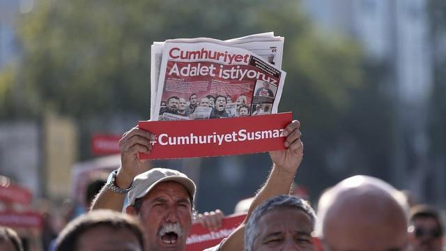 zentauroepp39429984 erd010 estambul  turqu a  24 07 2017   un hombre muestra una170724115615