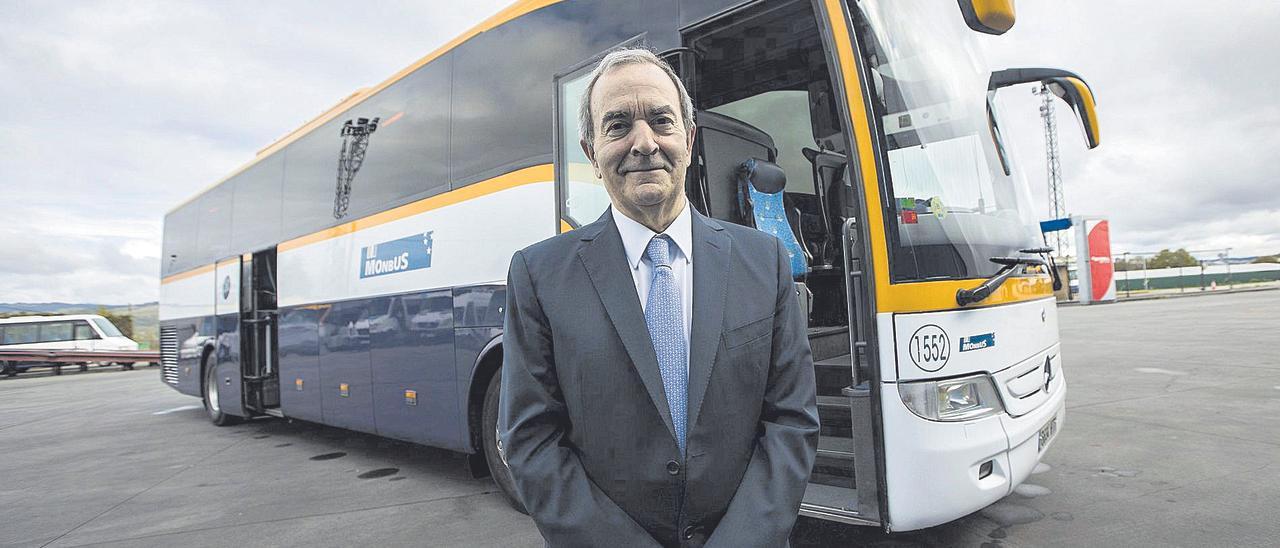 Raúl López posa delante de uno de los autobuses de su flota en Monbus.