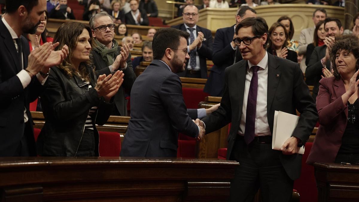 El 'president' Pere Aragonès y el líder del PSC, Salvador Illa, en el pleno de aprobación de los presupuestos