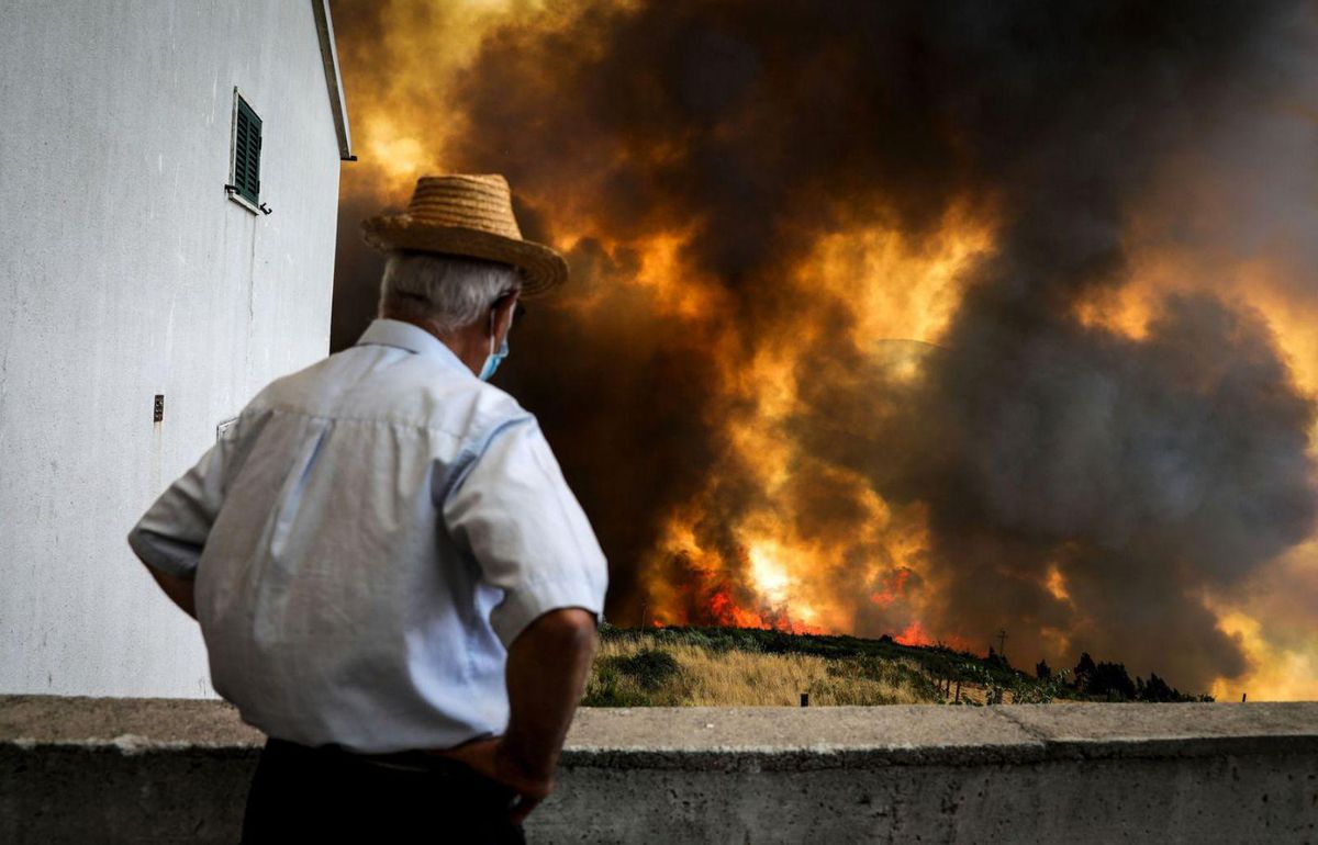 Grècia, Portugal i els Balcans lluiten contra les flames en plena onada de calor Grècia, Portugal i els Balcans lluiten contra les flames en plena onada de calor