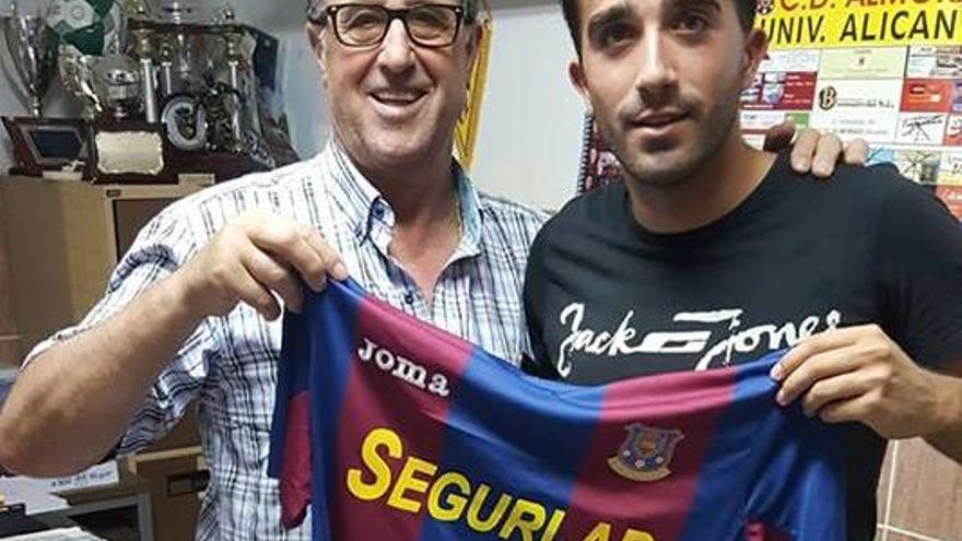 Luis Carlos muestra la camiseta del Almoradí