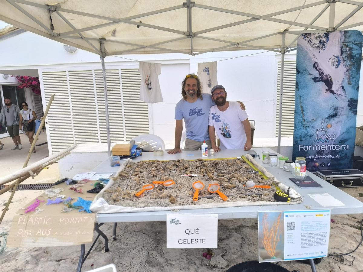 El puesto instalado por Qué Celeste! demostraba la cantidad de basura que puede haber en un metro cuadrado de arena de playa