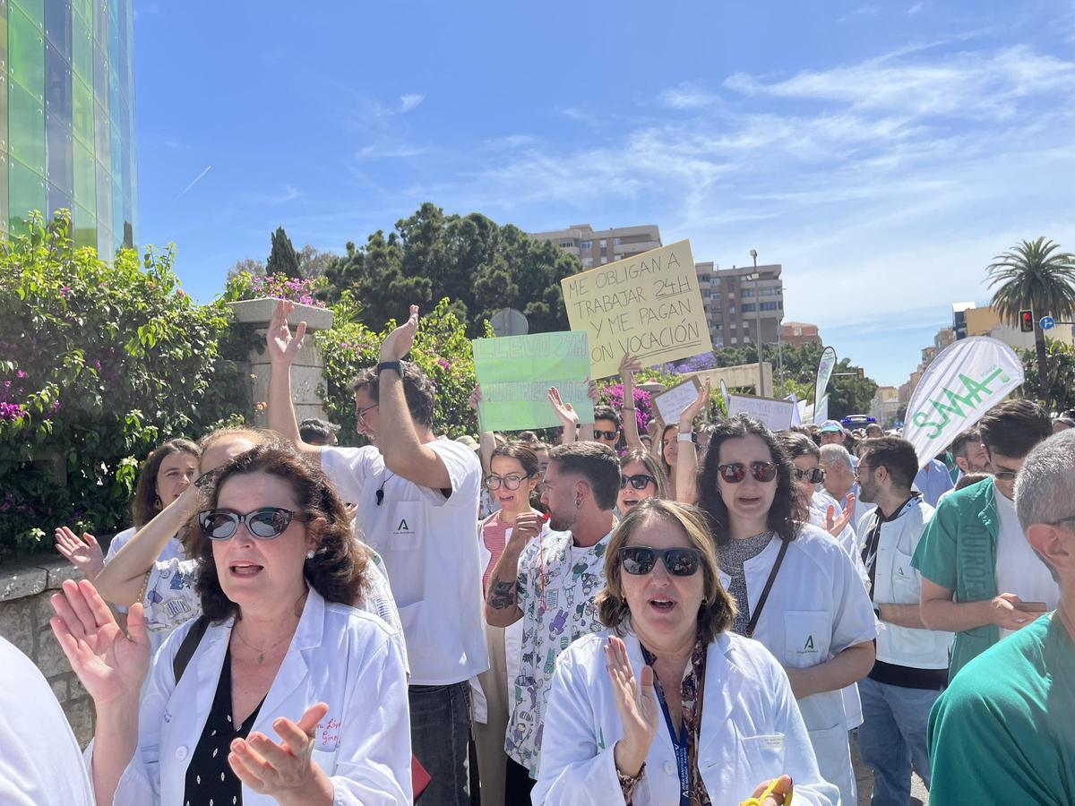 Más de 300 médicos de Málaga se manifiestan en la cuarta semana de huelga.