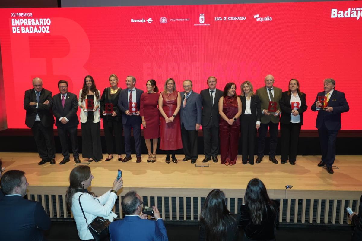 Foto de familia de los premiados junto a quienes han entregado los galardones de La Crónica de Badajoz.