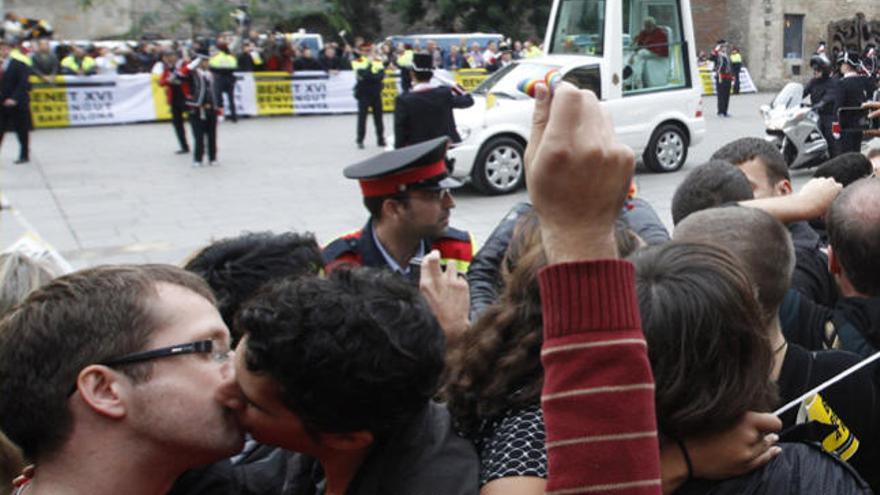 Besos gays contra el papa