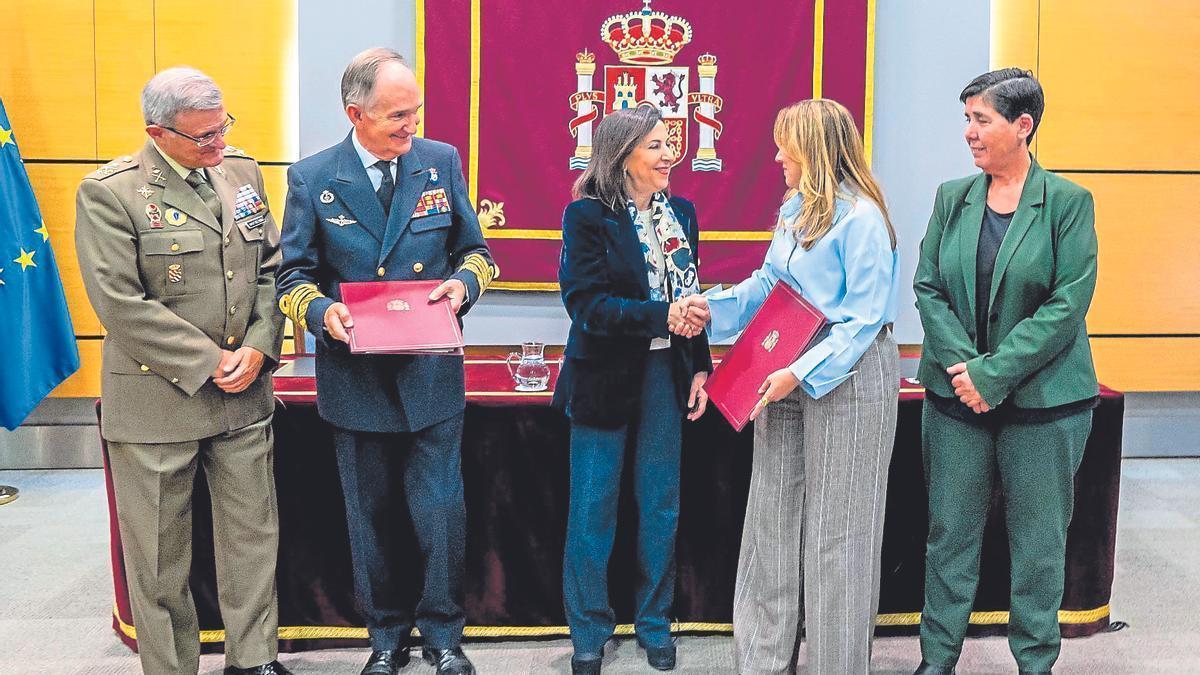 Rosa Dávila estrecha la mano a Margarita Robles tras la firma de convenio entre el Cabildo de Tenerife y el Ministerio de Defensa, ayer en Madrid.