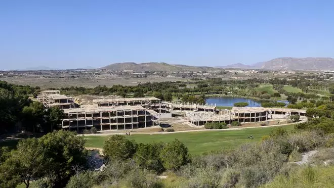 Los dueños de "El Plantío" reactivan el proyecto para acabar el macrocomplejo con 147 apartamentos turísticos más