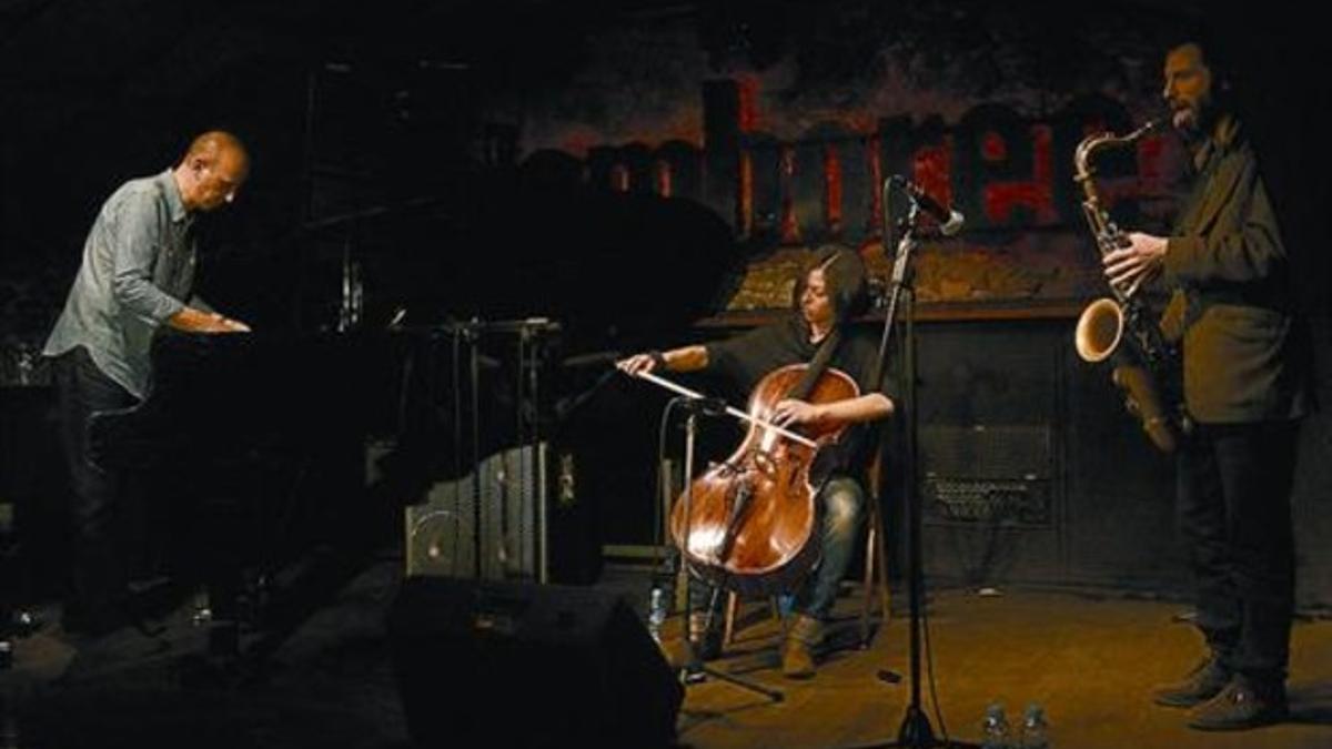 Pianista generoso 8 Agustí Fernández, el martes pasado, con Míriam Fèlix (violonchelo) y Tom Chant (saxo).