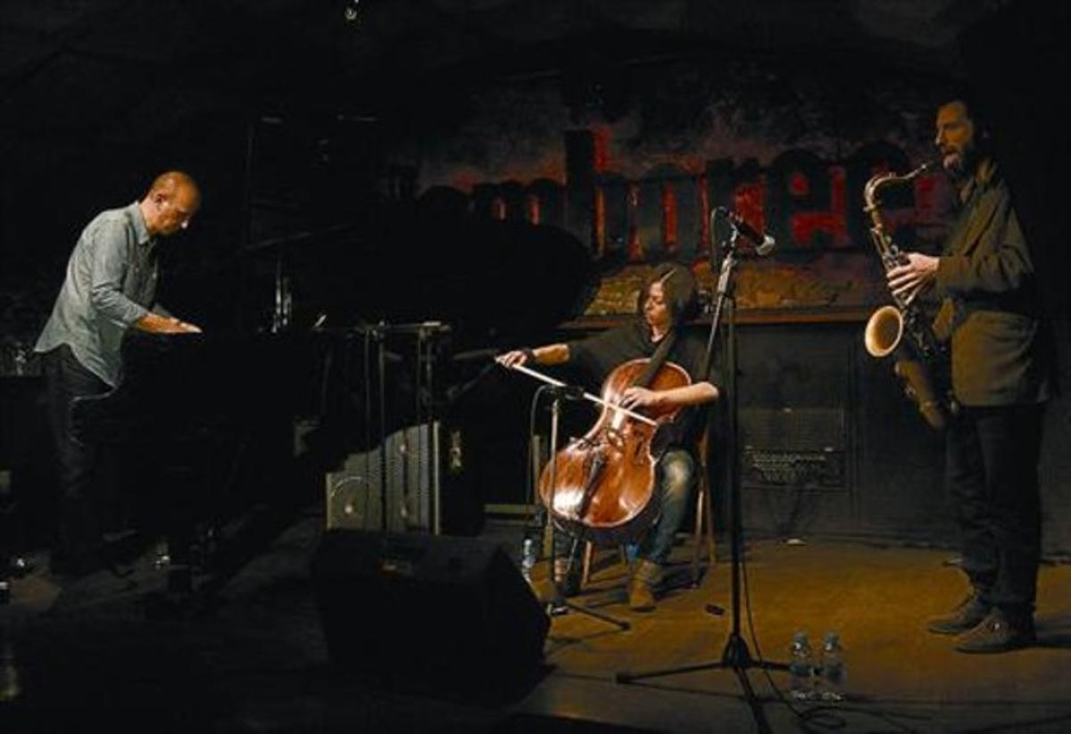 Pianista generoso 8 Agustí Fernández, el martes pasado, con Míriam Fèlix (violonchelo) y Tom Chant (saxo).